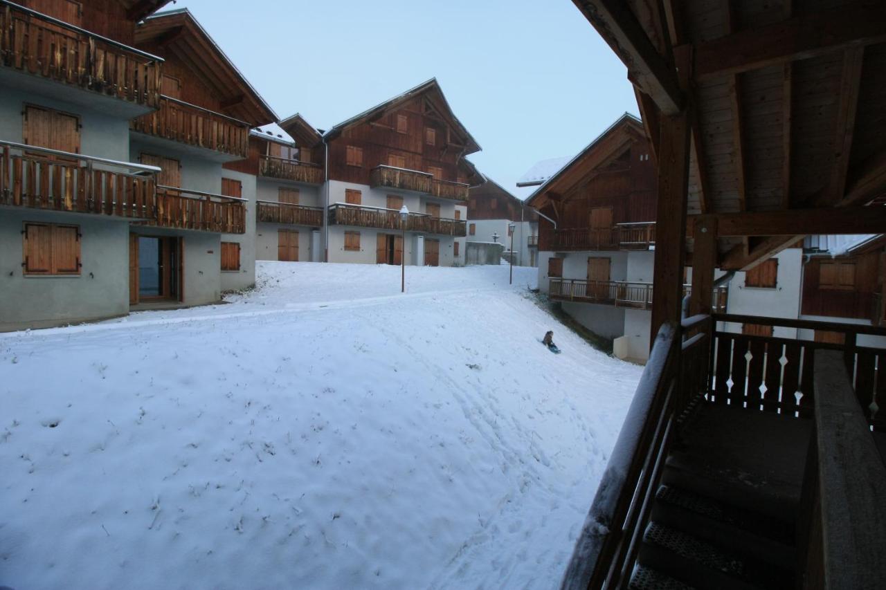 - Du Hameau Des Aiguilles